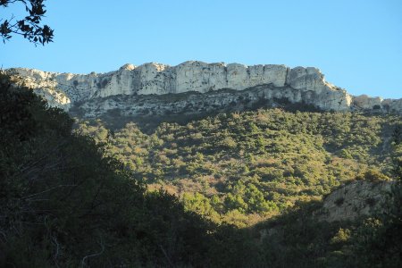 Le rocher de l’Olympe se dresse au-dessus du vallon.