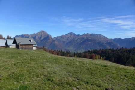 Les chalets de la Fullie devant le Trélod et l’Arcalod