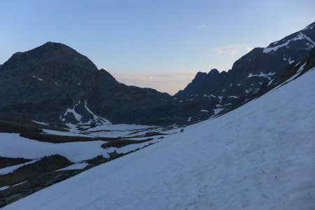 Regard arrière sur le refuge de la Pra, et mes pas dans le névé...