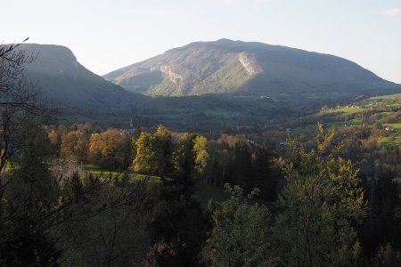 Vue du chemin de Rossillon sur l’église de Lescheraines, le défilé de Bange et le Semnoz.