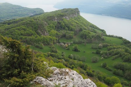 En bas, la ferme Carabin et le mont Laval.