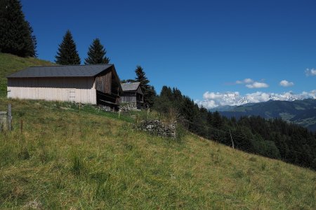 Deux chalets au-dessus des Mouilles.