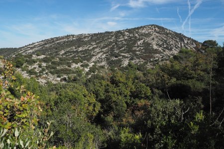 On découvre maintenant la montagne de la Lare, que l’on va rejoindre par un long détour vers le nord-est.