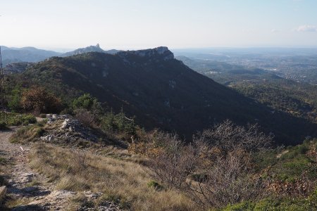 Vue du sommet sur la montagne du Baou Traouqua et le pilon du Roi au loin.