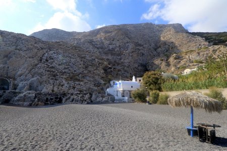 Plage de  Kamari et départ à gauche de l’église