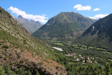 En s’élevant au-dessus de Saint-Maurice.