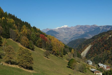 Hameau du Celliers dans la descente du col de la Madeleine