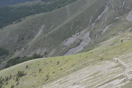 Le sentier GR du sentier rocheux sous le col