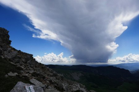 étonant la place qu’il prend dans le ciel  ...