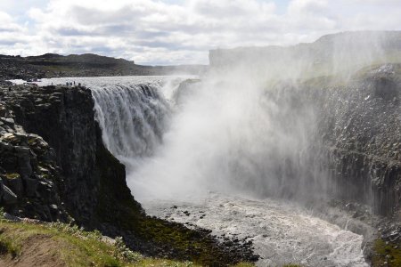 Fort heureusement le ’spray’ de la cascade n’est pas rabattu sur cette rive ; sinon ... douche gratuite assurée !