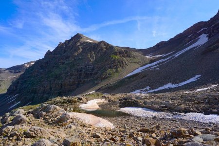 L’élégante cime de l’Entre Piniers vue depuis le petit lac sans nom