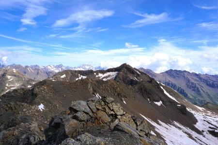 Sommet de l’Entre Piniers (en arrière plan : le Grand Pinier - au fond : les hautes cimes des Écrins)