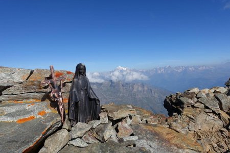 la vierge du sommet avec le Mont Blanc au fond