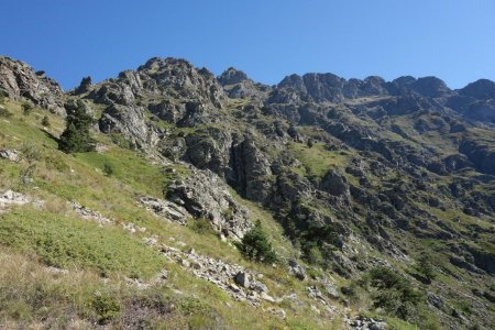 Sur la croupe à 1850m, avant la traversée à flanc vers Larcisse.