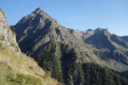 Traversée à flanc, sous la seconde barre, face au puy des Baumes