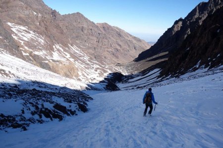 Sous le col le vallon se raidit, Passages à l’ombre et névés