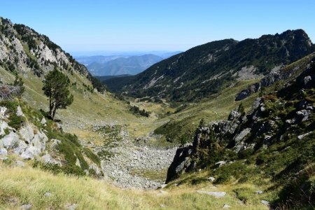 Arrivée à la Porteille de Barbouillère, la vue vers le nord et la plaine.