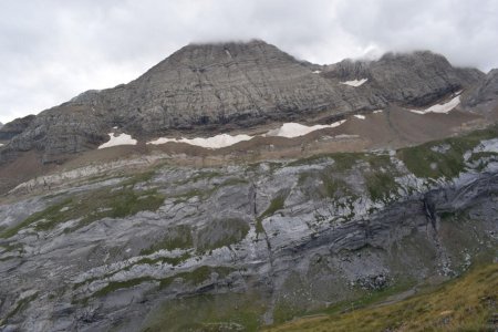 Ciel menaçant sur le Taillon. Et beaucoup de vent...