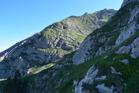 Regard vers les crêtes du Pic Pierroux.