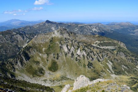 Du sommet, le panorama vers l’ouest. Pic de la Camisette au 1er plan, Tarbésou au 2nd et Montcalm-Estats au fond à g.