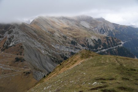 depuis le sommet, l’arête du Rattier se perd dans le brouillard