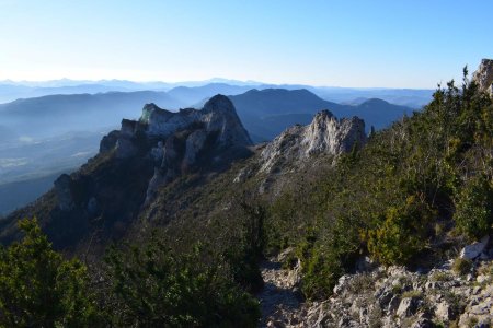 Droit devant, le col à partir duquel s’amorce la descente.