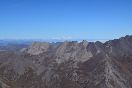 Le massif du Mont Rose et ses glaciers, à près de 200km. Incroyable !