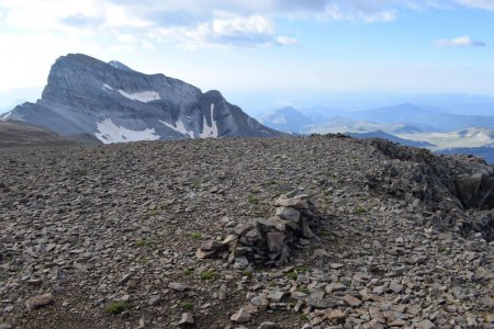 Seuls le Cylindre et la petite pointe du Mont Perdu derrière nous dominent encore.