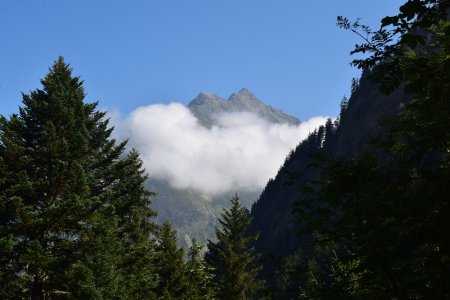 Belle trouée sur le Pic de Valsenestre.