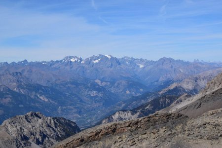 Zoom sur les Ecrins. On distingue bien la langue du Glacier Blanc. Les Aiguilles d’Arves aussi.