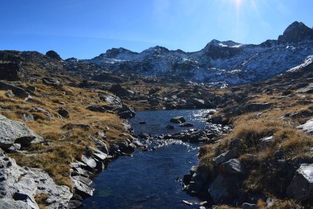 Le Grand Tuc de Colomers, au centre gauche. Avec un saupoudrage au-dessus de 2500m.