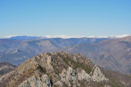 Vers la Tinée, on distingue notamment à gauche la pyramide du Mont Mounier