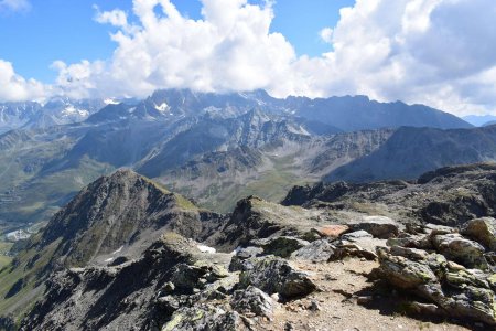 La vue vers l’est, avec le Grand Combin et le Mont Vélan dans les nuages.