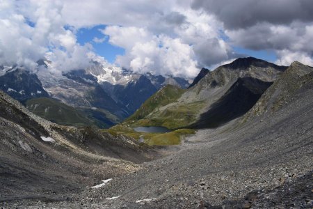 A la Fenêtre d’en Haut (2722m), la descente vers les lacs de Fenêtre.