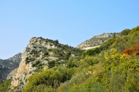 A droite, le Mont Bastide