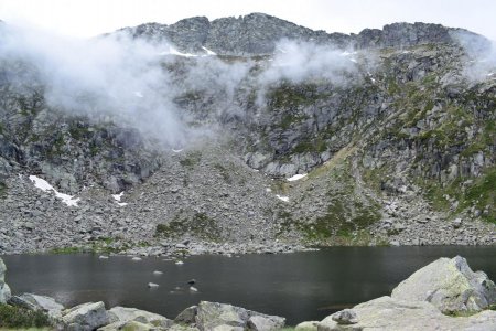 Ce lac possède en son centre une petite île formée par un chaos de blocs éboulés.