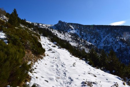 La montée vers la crête. En face, le Roc Mari (2249m).