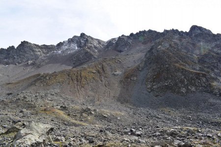 Les pentes peu accueillantes du Rocher de l’Homme et des Trois Officiers.