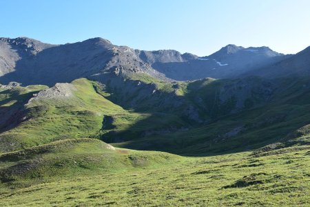 Le vallon de Pierre Rouge avec la crête homonyme et le Grand Glaiza sur la droite