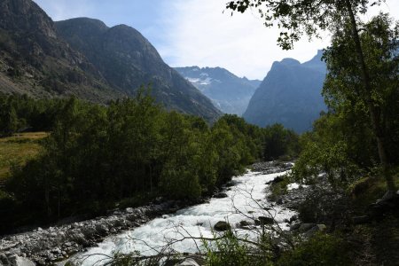 vallée du Vénéon en direction de la Bérarde : à gauche, la Tête de la Maye