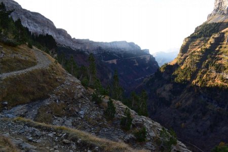 Le sentier de la Faja de Pelay est large et se tient toujours à bonne distance du vide.