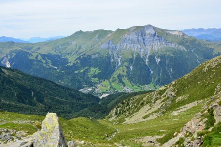 Avant de rentrer dans la rocaille, coup d’oeil vers la partie herbeuse de la montée et le Mont Joly