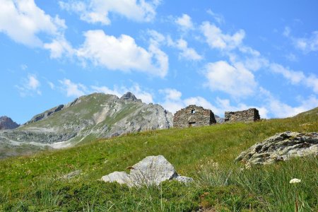 On se dirige vers les ruines les plus élevées