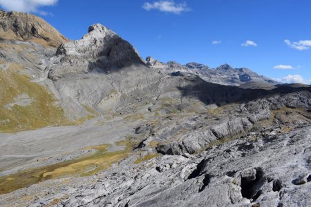 Il faut poursuivre jusqu’au bout du lapiaz (barres rocheuses à gauche).