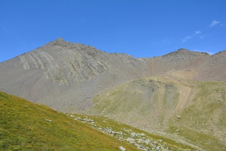 Vue globale de l’itinéraire : montée par le côté gauche, descente par l’arête à droite jusqu’au petit col d’où l’on plonge dans le pierrier