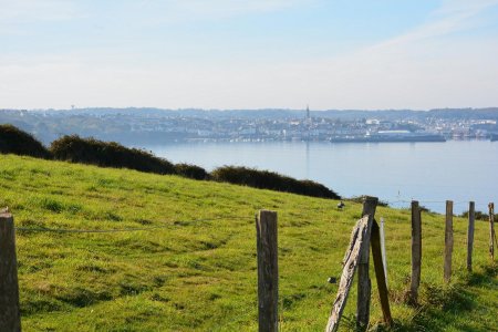 Douarnenez apparait au détour d’une butte verdoyante