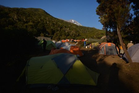 Arrivée au premier camp et vue sur le sommet