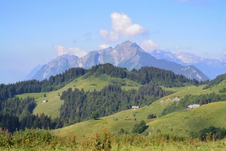 Vue vers Belle Etoile, Dent de Cons et sommets des Bauges.