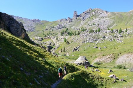 On arrive au bas du Vallon Laugier qui est sur la gauche alors qu’on va aller presque en face vers le Col de la Coulette.