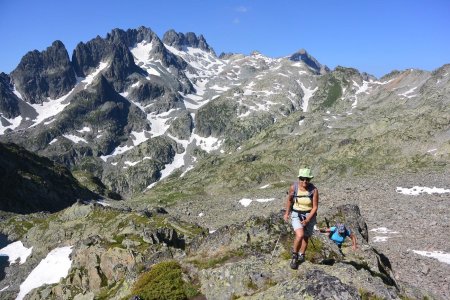 En haut de photo, à droite, le Col de la Croix (2529m).